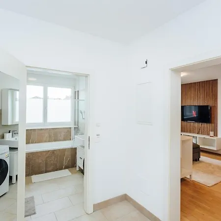 Zentral Gelegenes Nahe Altstadt & Messe Апартаменты Грац