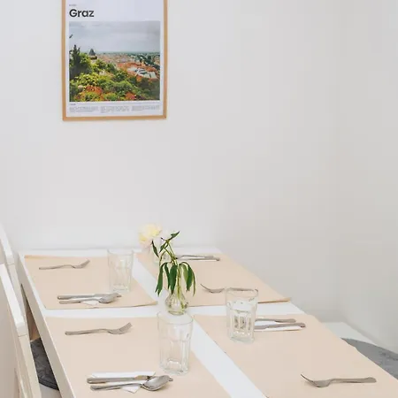 Zentral Gelegenes Nahe Altstadt & Messe Грац